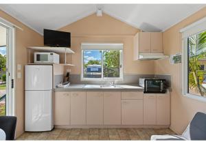 艾尔Discovery Parks - Ayr的厨房配有白色冰箱和窗户。