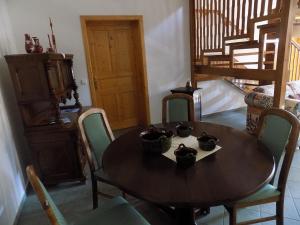 纽尔Platán Panzió的一间带木桌和椅子的用餐室