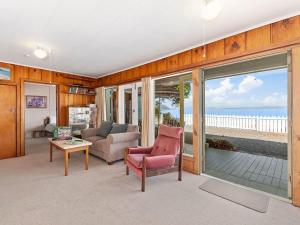 WaitahanuiLake Edge Cottage - Waitahanui Holiday Home的海景客厅