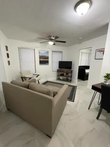 迈阿密Guest house near Downtown Miami的带沙发和吊扇的客厅