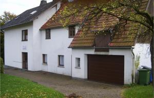 梅德巴赫Lovely Home In Medebach-ddinghausen With Kitchen的大型白色房屋,设有大型车库