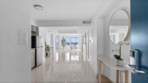 默特尔比奇Grande Beach Resort的白色走廊,设有厨房和镜子
