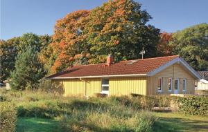 特拉弗明德Strandblick 6 - Dorf 1的田间中的一个黄色房子