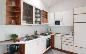 特拉弗明德Strandblick 9 - Dorf 1的厨房配有白色橱柜和水槽