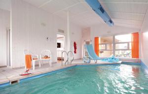 腓特烈斯科格Friedrichskoog-strandpark 3的一个带滑梯的室内游泳池和一个游泳池