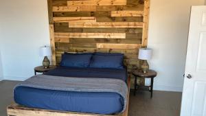 El PorvenirHACIENDA 7 AMORES的一间卧室配有一张带木制床头板的床
