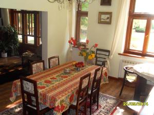ZakroczymKasztelania Pod Lipami的一间带桌子和椅子的用餐室