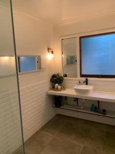 默立基Rivendell的一间带水槽和大窗户的浴室