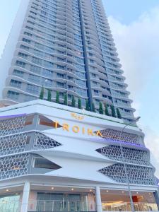 哥打巴鲁#Netflix #Cuckoo Troika Kota Bharu Homestay 0182的上面有酒店标志的高楼
