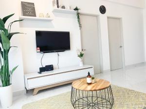 哥打巴鲁#Netflix #Cuckoo Troika Kota Bharu Homestay 0182的一间客厅,在白色的墙上配有电视