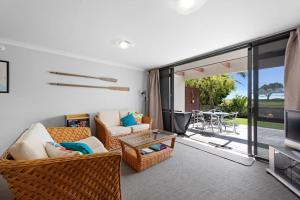 帕帕莫阿The Sandcastle - Papamoa Holiday Apartment的带沙发、电视和桌子的客厅