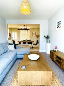 文特诺Rookley Villa, 3 Bedroom Family Apartment, Ventnor的客厅配有蓝色的沙发和桌子