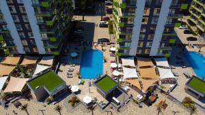 北马马亚-讷沃达里PROMENADA Apartments Beach Resort Mamaia Nord的大楼庭院的空中景致