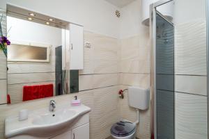 察夫塔特Apartments Mara & Petrunjela的一间带水槽和淋浴的浴室