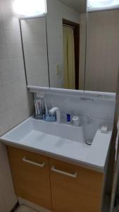 挂川市古民家リゾートハウス　ひみつきち的浴室的柜台设有水槽和镜子