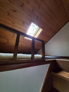 平昌平昌梅发纳沙度假屋的窗户客房内的一张高架床