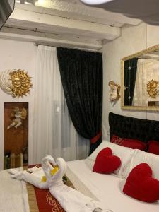 威尼斯Venice Luxury Watersdoor的一间卧室配有两张床,天鹅由毛巾制成