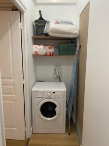 阿雅克修Mont gozzi的小房间里的洗衣机和烘干机