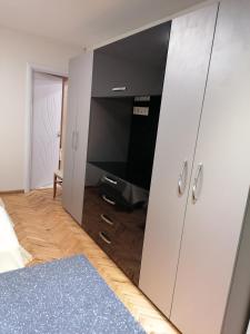 瓦尔纳Апартамент в най-хубавия квартал на Варна的卧室设有大白色橱柜和平面电视