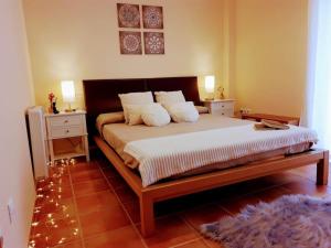 AdzanetaCasa con Encanto,disfruta de su paz y tranquilidad的一间卧室配有一张带2个床头柜的大床