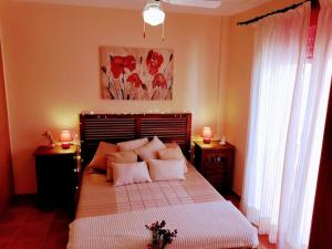 AdzanetaCasa con Encanto,disfruta de su paz y tranquilidad的卧室配有一张带白色床单和枕头的大床。