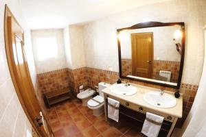 AdzanetaCasa con Encanto,disfruta de su paz y tranquilidad的浴室设有2个水槽、卫生间和镜子。