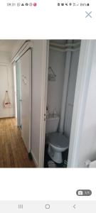 吉代勒Appartement cosy en plein centre的一间带白色卫生间和门的浴室