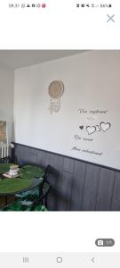 吉代勒Appartement cosy en plein centre的一张带桌子和标志的餐厅的照片