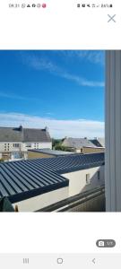 吉代勒Appartement cosy en plein centre的建筑屋顶上太阳能电池板的景色