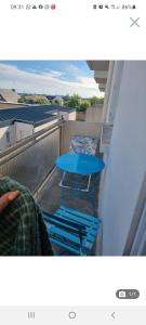 吉代勒Appartement cosy en plein centre的阳台上配有蓝色的桌椅