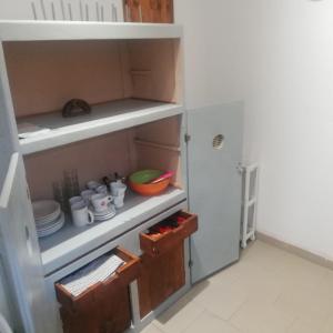San SavinoCa'Silvia的厨房配有带盘子和碗的橱柜