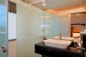 坎古Kyara Villa Apartments的一间带水槽和镜子的浴室