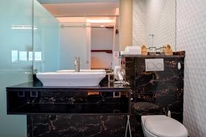 坎古Kyara Villa Apartments的一间带水槽和卫生间的浴室