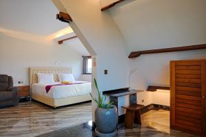 坎古Kyara Villa Apartments的一间卧室配有一张床和一张沙发