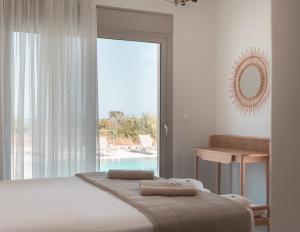 拉卡尼亚Alykes Beachside Stylish Villas with Private Pool South Rhodes的一间卧室设有一张床和一个大型玻璃窗