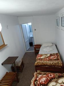 旧瓦马Casa Bekirebeki的小房间设有两张床和一张桌子
