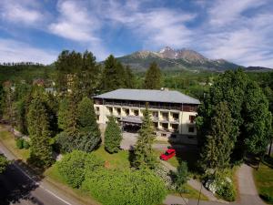 塔查斯卡-鲁穆尼卡APLEND Hotel Lujza Major的享有树木和山脉建筑的空中景致