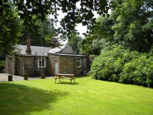 DaltonKirkwood Cottages的房子前面草上的长凳