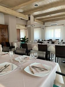 恩纳Agriturismo Borgo Furma的一间设有白色桌椅的用餐室