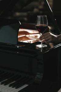 苏莱曼尼亚Slemani Rotana的钢琴上拿着酒的人