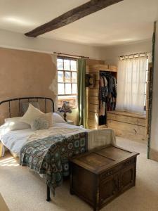 汤顿Charming Cottage, Central Taunton.的一间卧室配有一张床和一张桌子