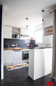 雅莱地区圣梅达尔MADININA DAY的厨房配有白色橱柜和台面