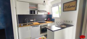 雅莱地区圣梅达尔MADININA DAY的小厨房配有白色橱柜和水槽