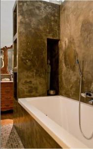 卡尼B&B Domaine Villa Bayard的浴室配有带淋浴的浴缸。