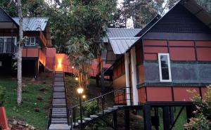 蒙纳Santhi Hill View Resort的一座房子,楼梯通往