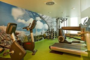 H4慕尼黑展览中心酒店的健身中心和/或健身设施