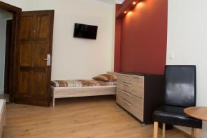 卡托维兹泊克耶格辛尼纳普民宿的一间小卧室,配有一张床和一扇木门
