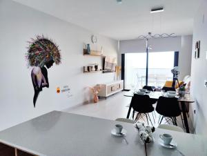 贝尼多姆SUNSET WAVES sunny apARTs的墙上有一张桌子和海豚的房间