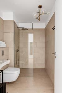 柏林Arbio I Luxury Apartments in East Side Gallery的带浴缸、水槽和淋浴的浴室