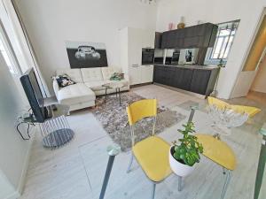 的里雅斯特Casa Bianca - 2 Bedroom Design Apartment的客厅配有沙发和桌椅